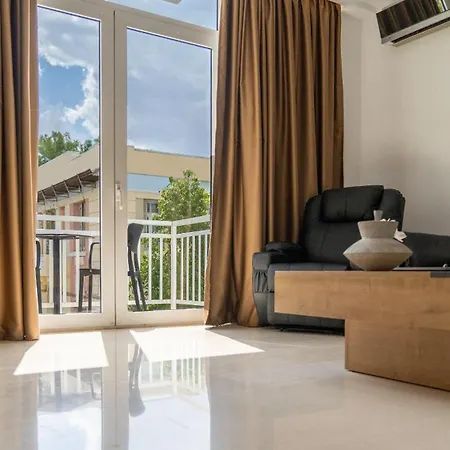 Luxury In Downtown Apartment *